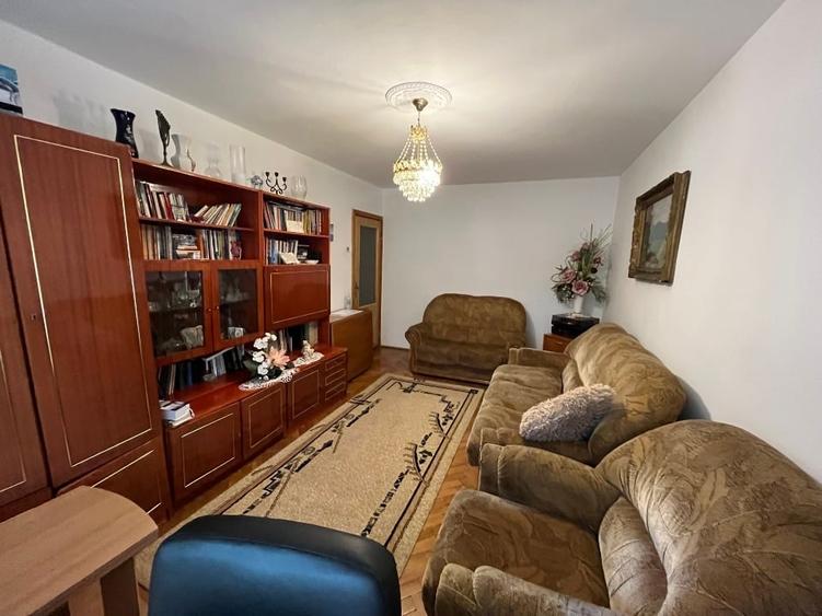 Apartament cu 3 camere decomandat, mobilat în Lipovei