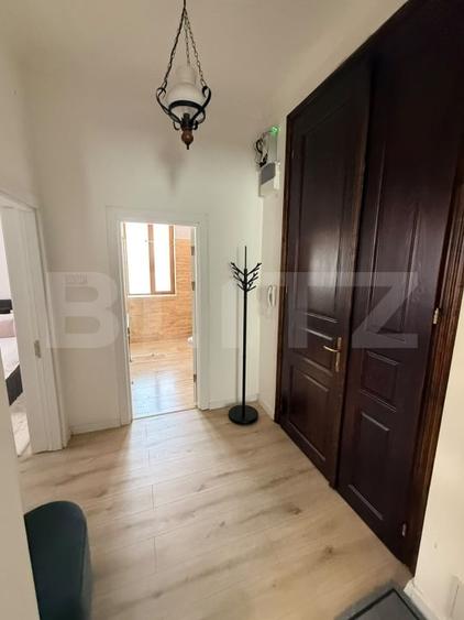Apartament cu 3 camere semidecomandat, mobilat în Central