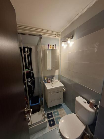 Apartament cu 4 camere decomandat, mobilat în Poarta 6