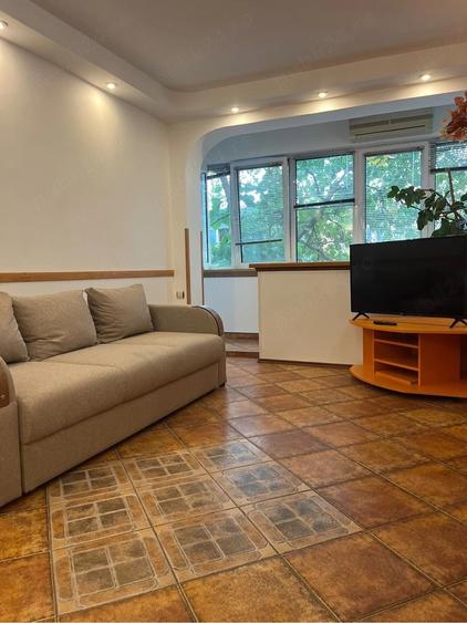 Apartament cu 3 camere decomandat, mobilat în Titan
