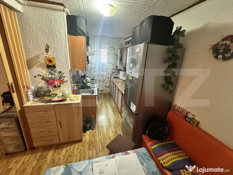 Apartament cu 3 camere semidecomandat în Gojdu