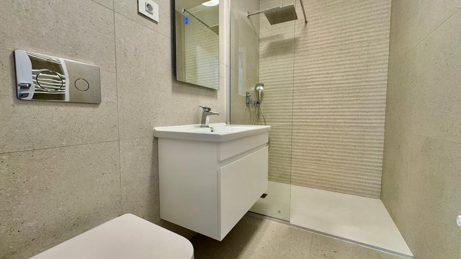Apartament cu 3 camere semidecomandat în P-ta Presei Libere