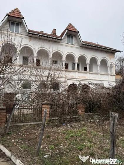 Casă cu 9 camere cu Teren 439 Mp în Central