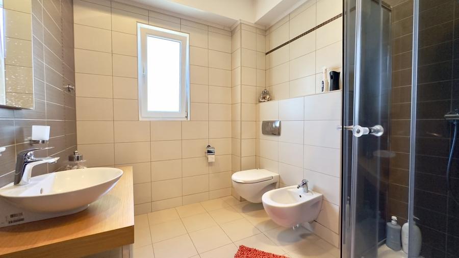 Apartament cu 3 camere decomandat, mobilat în Nord