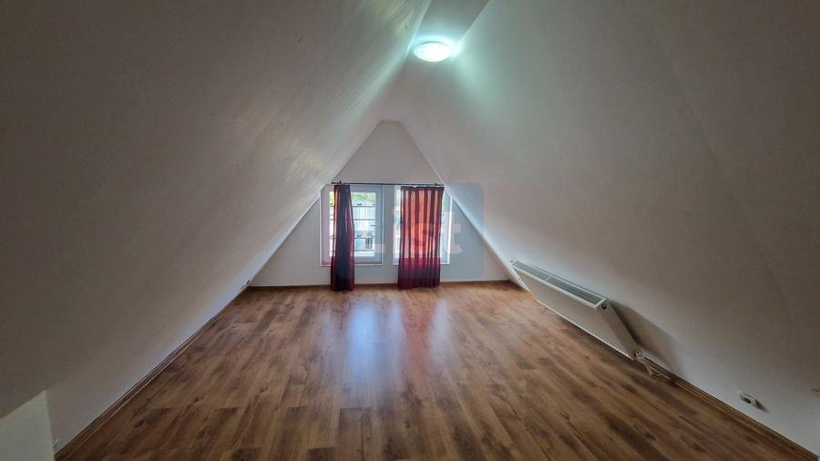 Apartament cu 3 camere semidecomandat în Săsar