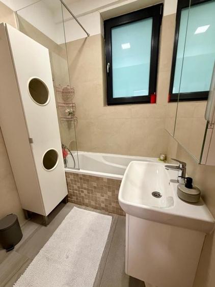 Apartament cu 3 camere semidecomandat în 13 Septembrie