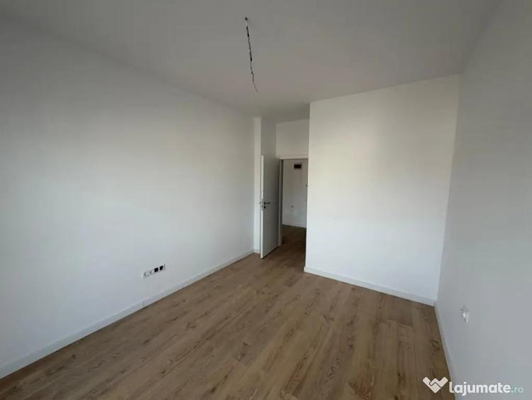Apartament cu 3 camere semidecomandat în Florești