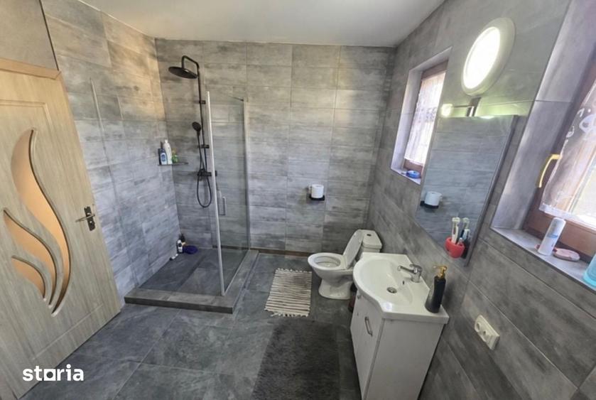 Casă cu 6 camere cu Teren 486 Mp în Recea