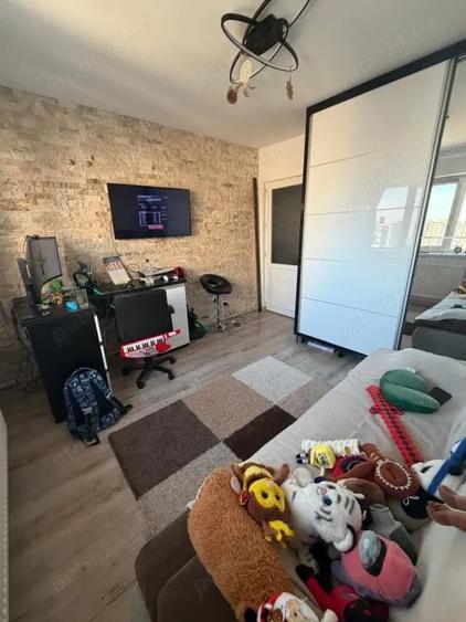 Apartament cu 2 camere semidecomandat în Craiovița Nouă