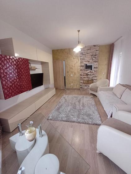 Apartament cu 2 camere decomandat în Tractorul