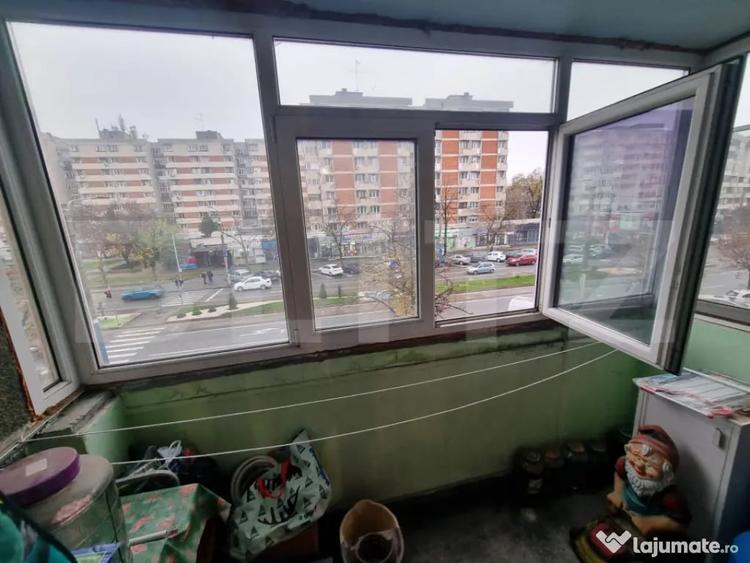 Apartament cu 3 camere semidecomandat în Calea București