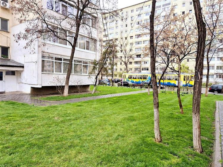 Apartament cu 3 camere semidecomandat în Alexandru cel Bun