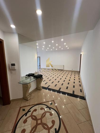 Apartament cu 5 camere decomandat în Primăverii
