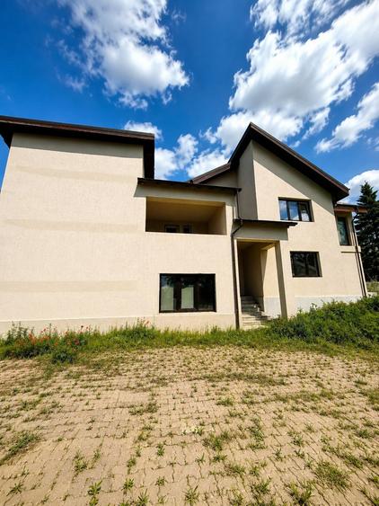 Casă individuală cu 9 camere cu Piscina în Ghermănești