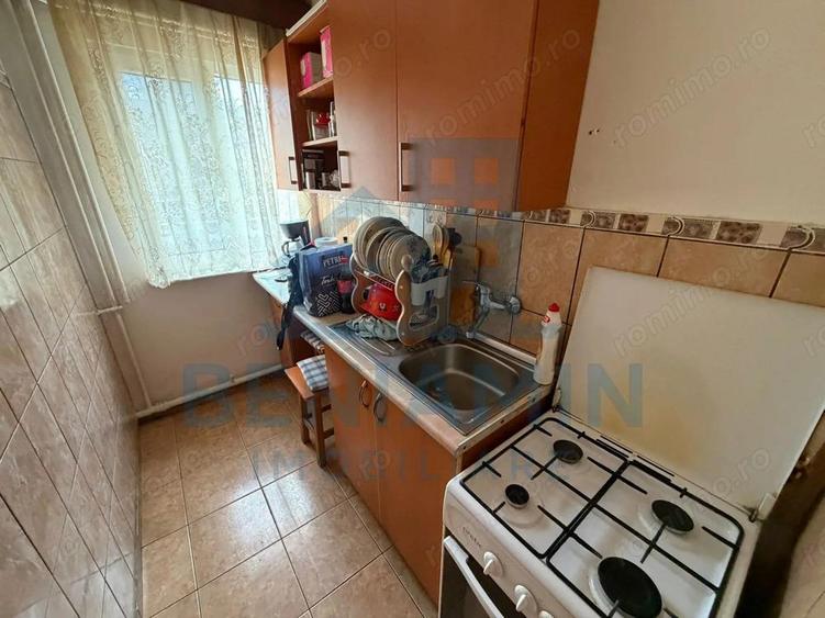 Apartament cu 2 camere semidecomandat în Craiovița Nouă