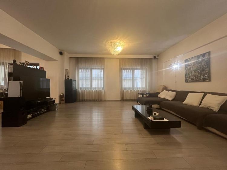 Apartament cu 5 camere decomandat în Herăstrău