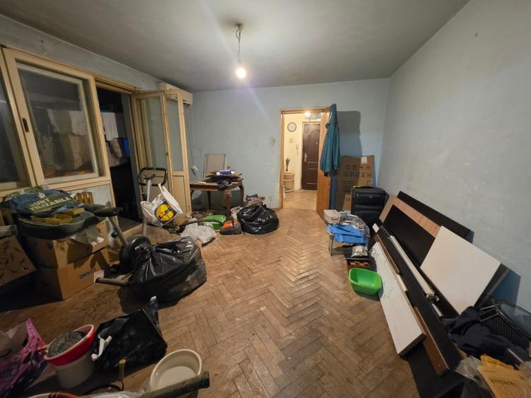 Apartament cu 3 camere semidecomandat în Titan