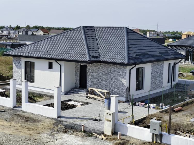 Casă individuală cu 4 camere cu Canalizare în Gulia