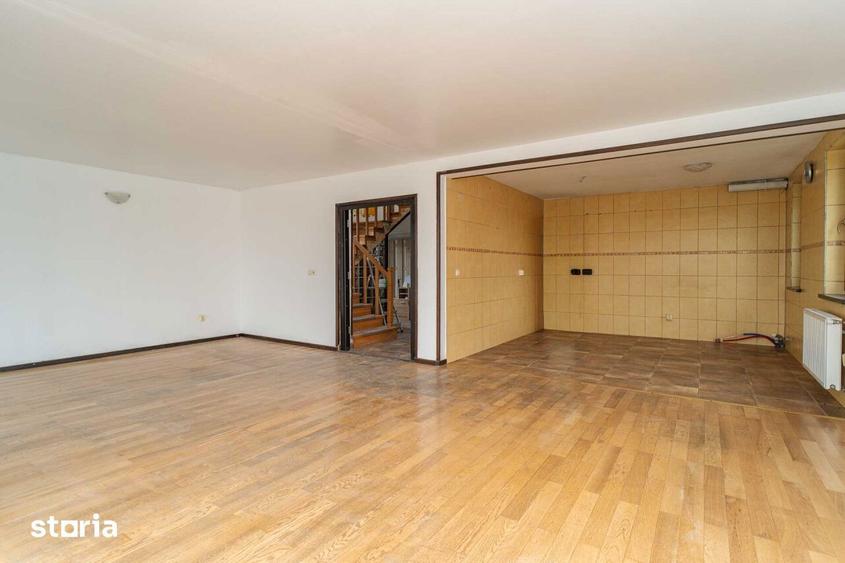 Casă cu 7 camere cu Teren 1495 Mp în Miroslava