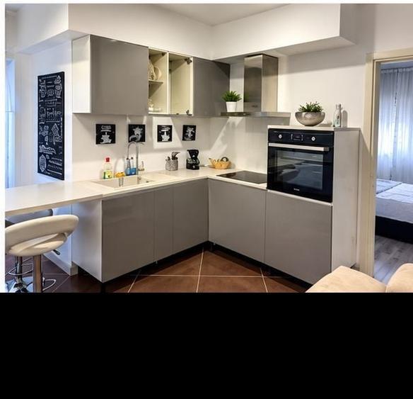 Apartament cu 3 camere semidecomandat în Universitate