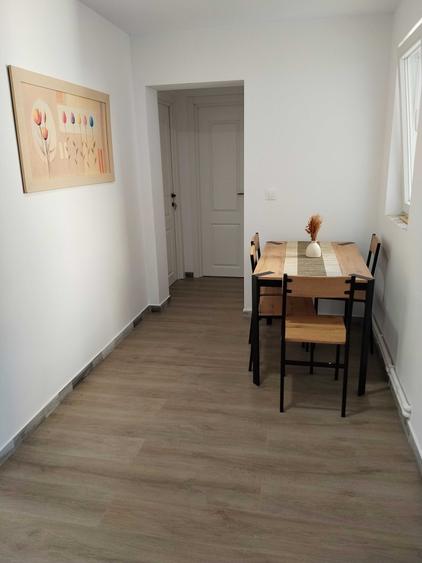 Apartament cu 4 camere decomandat în Central