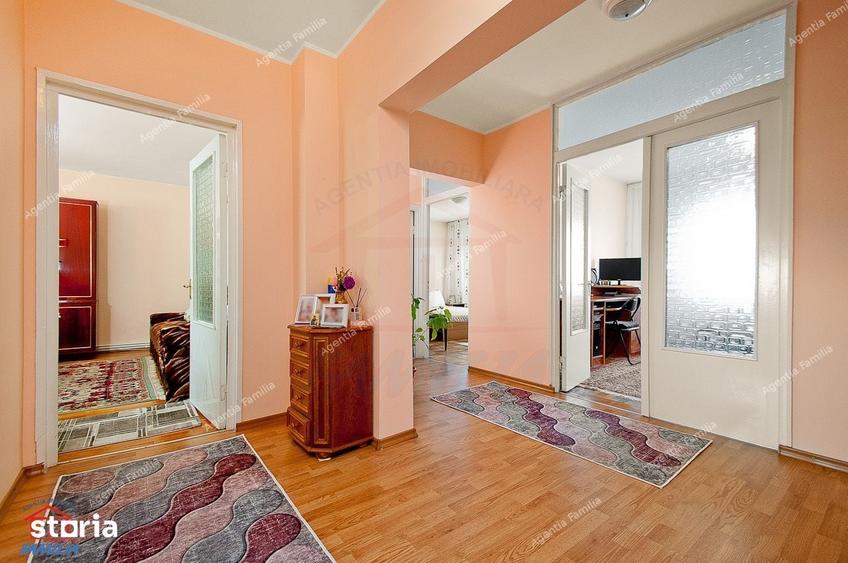 Apartament cu 4 camere decomandat în Micro 17