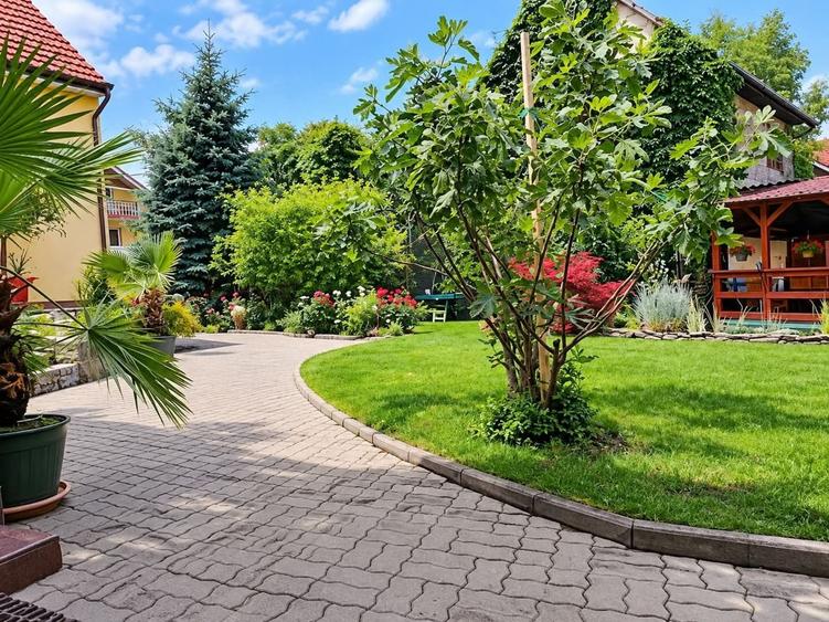 Casă individuală cu 6 camere cu Canalizare în Central