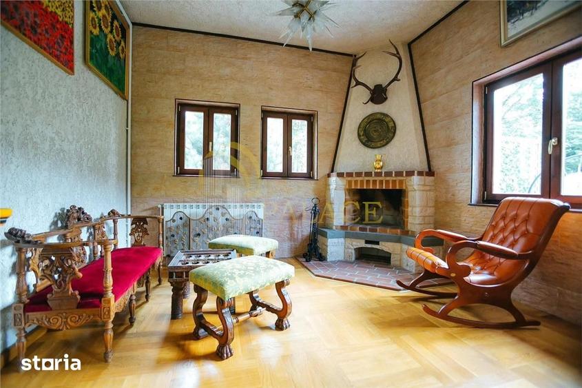 Casă cu 8 camere cu Teren 1000 Mp în Central