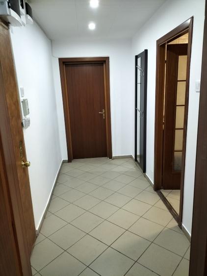 Apartament cu 3 camere semidecomandat în Barbu Văcărescu