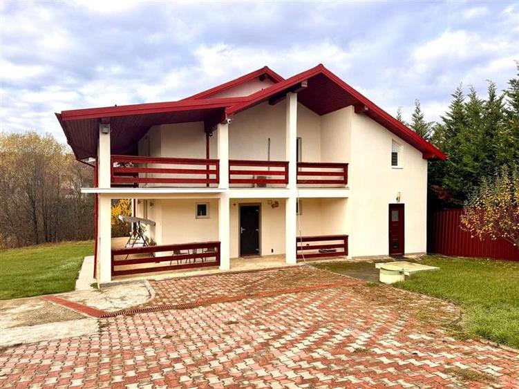 Casă individuală cu 4 camere cu Teren 1670 Mp în Bârnova