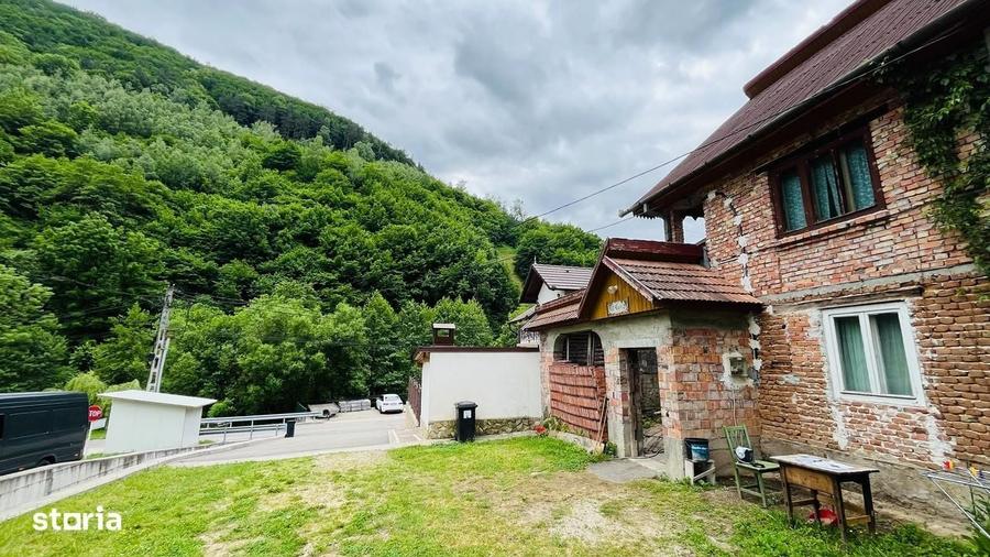 Casă cu 4 camere cu Teren 240 Mp în Central