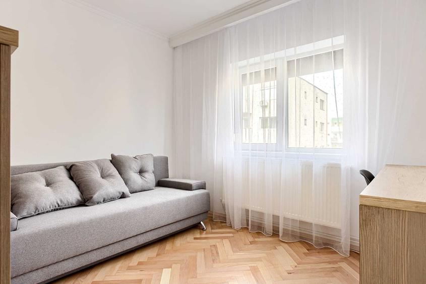 Apartament cu 3 camere decomandat în Exterior Vest