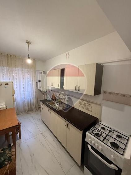 Apartament cu 3 camere decomandat, mobilat în Traian