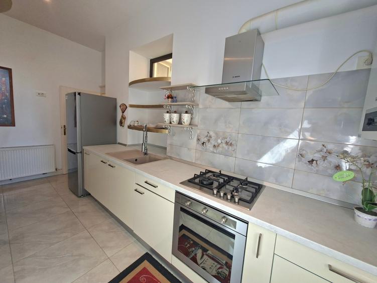 Apartament cu 3 camere semidecomandat în Central