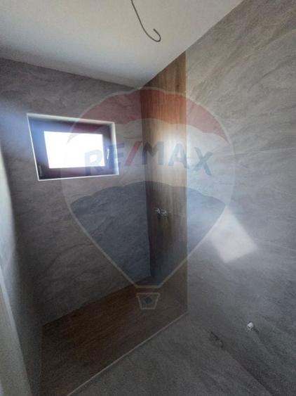 Casă cu 4 camere cu Teren 560 Mp în Balotești