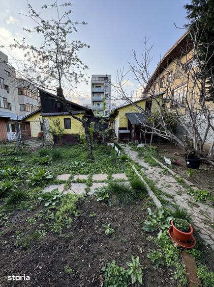 Casă cu 6 camere cu Teren 344 Mp în Văcăresti
