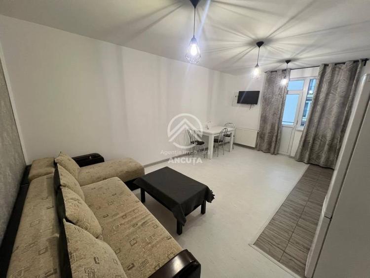 Apartament cu 3 camere semidecomandat în Tăuți