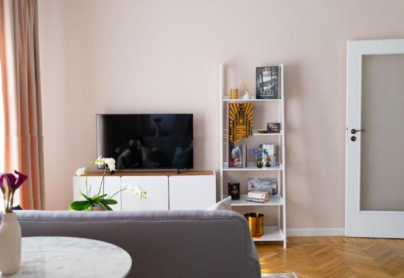 Apartament cu 2 camere semidecomandat, mobilat în Calea Victoriei