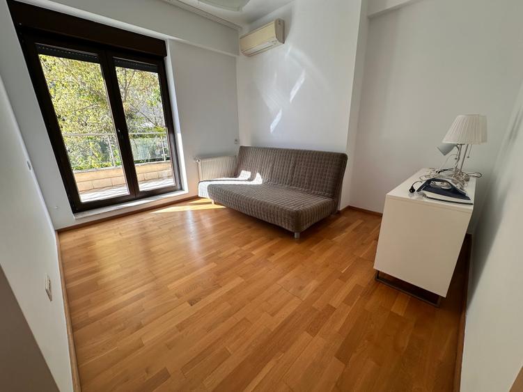 Apartament cu 3 camere semidecomandat în Herăstrău