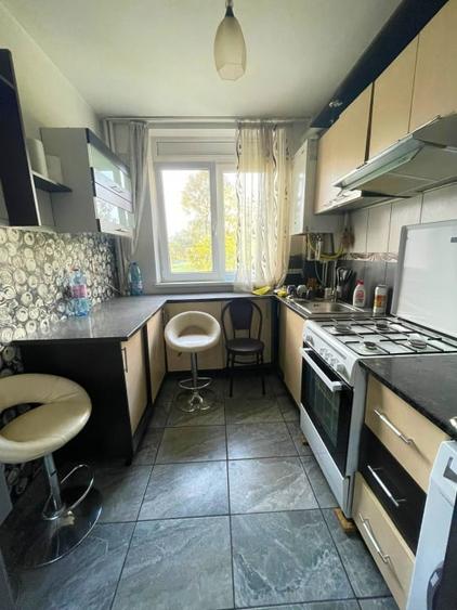 Apartament cu 3 camere semidecomandat, mobilat în Podu Roș