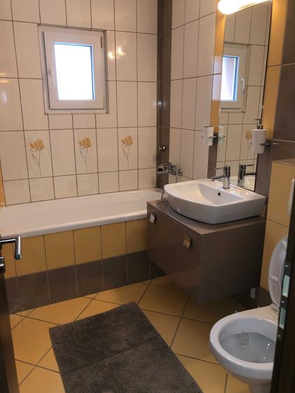 Apartament cu 3 camere decomandat în Între Lacuri