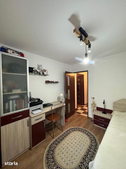 Apartament cu 3 camere semidecomandat în Titan