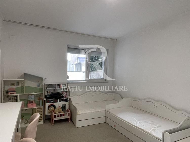 Apartament cu 3 camere semidecomandat, mobilat în Spitalul Județean
