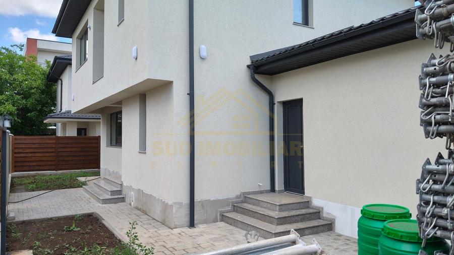 Casă individuală cu 5 camere cu Canalizare în Central