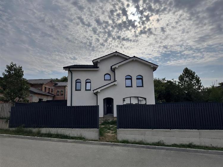 Casă individuală cu 4 camere cu Teren 290 Mp în Arhitecților - Calea Cisnădiei