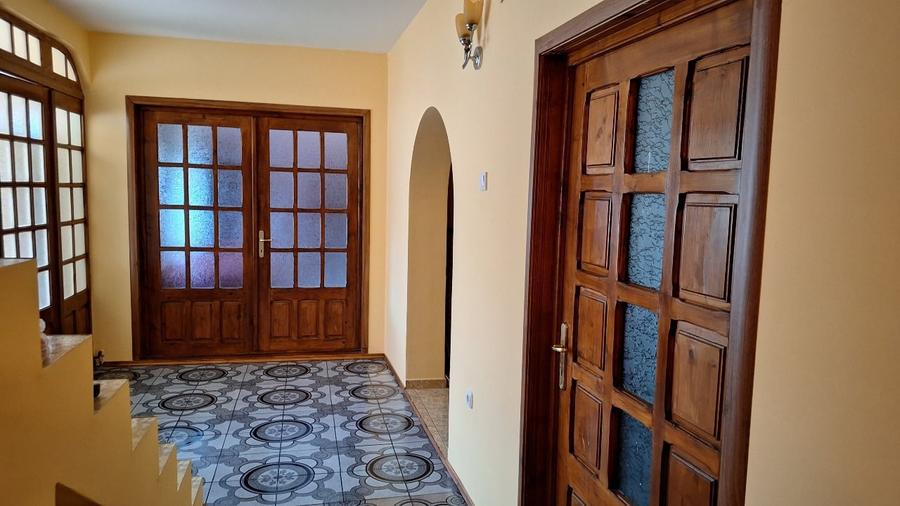 Casă individuală cu 9 camere cu Canalizare în Central