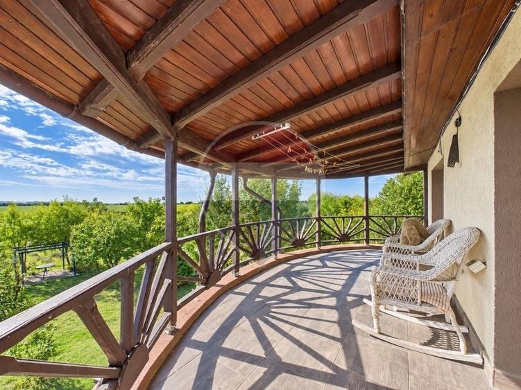 Casă individuală cu 6 camere cu Teren 7320 Mp în Curcani