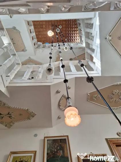 Casă cu 10 camere cu Teren 626 Mp în Central