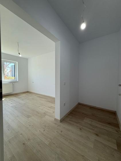 Apartament cu 3 camere decomandat în Tractorul