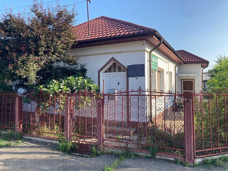 Casă cu 4 camere cu Teren 357 Mp în Central